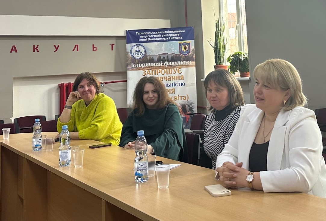 Гарант ОП Середня освіта (Історія) проф. Ігнатенко Н. В. та стейкхолдери - Лемішка Д. М., Гачкевич М. В., Федюк О. Д. аналізують особливості підготовки сучасного вчителя історії